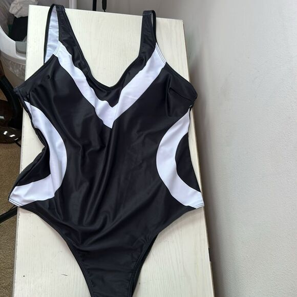 New Black and White One-Piece Illusion Slimming Swimsuit XL - Picture 7 of 10